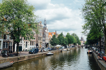 des canaux à Amsterdam. un canal à Amsterdam. Ville des Pays-Bas.