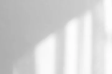 Foto op Plexiglas Organische druppel diagonale schaduw op een witte muur, overlay-effect voor foto, mock-ups, posters, stationair, kunst aan de muur, ontwerppresentatie © Aleksandra Konoplya