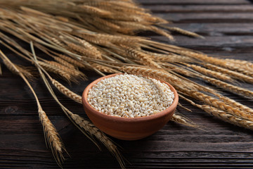 Raw peeled barley grains  (Hordeum vulgare)