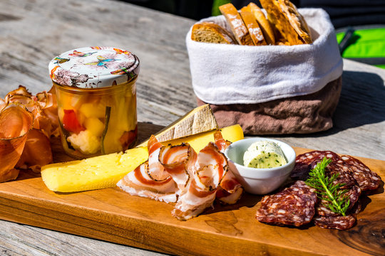 S&uuml;dtiroler Marende Brettl mit Brot K&auml;se und Speck