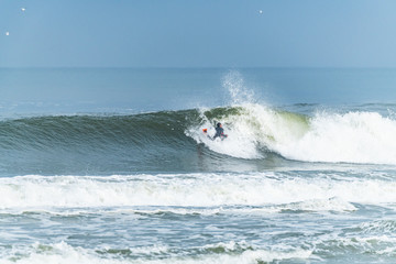 Obraz premium Bodyboarder surfing ocean wave