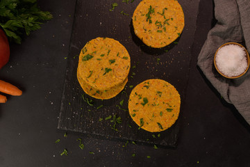 Raw veggie burger with chickpeas and vegetables