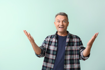 Naklejka premium Portrait of excited mature man on light background