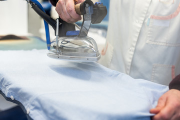 Fer à repasser dans blanchisserie	