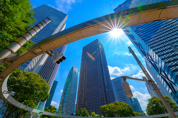 新宿のビルと差し込む太陽