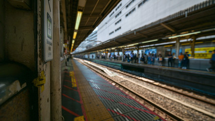 駅で行き交う人々