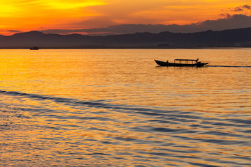 Sonnenuntergang auf dem Ayeyarwady in Myanmar