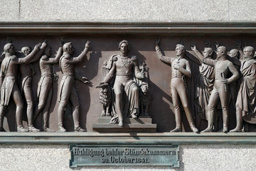 Relief am Sockel der Jubiläumssäule auf dem Schlossplatz in Stuttgart