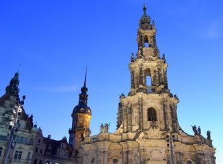 Fototapeta na wymiar Hofkirche und Hausmannsturm vor tiefblauem Abendhimmel