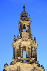 Fototapeta na wymiar Turmspitze der Hofkirche zu Dresden vor tiefblauem Himmel