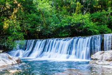 Fototapeta premium Chute d'eau perdu