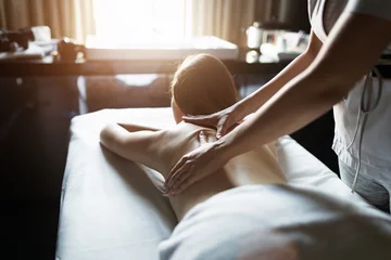 Rolgordijnen Massage, gezondheid, schoonheid en ontspanning concept. Mooie vrouw in spa salon © NDABCREATIVITY