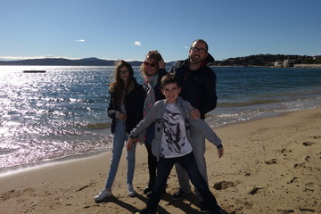 famille en vacances au bord de la mer.  Vacanciers à la plage