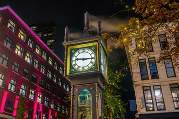 Obraz premium Old Steam Clock in Vancouver's historic Gastown district at night