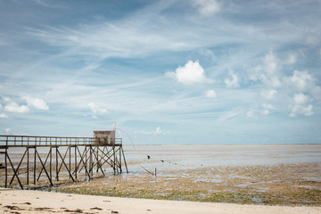 Une pêcherie au bord de l'Océan. Une pêcherie au bord de mer. Un vivier sur la plage. Un paysage de mer avec une pêcherie et le ciel bleu.