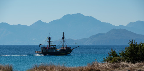 Ausflugsschiff Piratenschiff mit Urlauber auf dem Mittelmeer zur Überfahrt nach Vulkaninsel Nisyros Griechenland