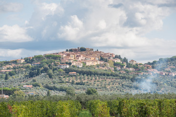 Fototapeta na wymiar Blick auf Castagnetto Carducci, Toskana, Italien