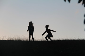 Filles jouants le soir