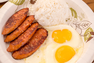ハワイ 朝食 卵とソーセージ