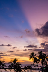 ハワイ ワイキキビーチの夕暮れ マジックアワー