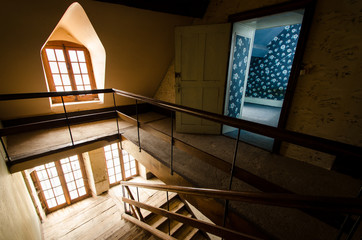 Obraz premium une vieille maison abandonnée avec une montée d'escaliers et une pièce bleue