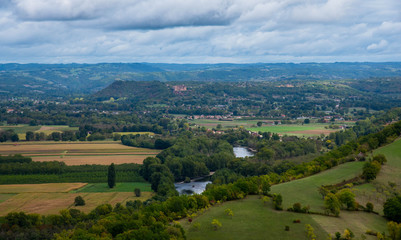 Fototapeta na wymiar Landschaft im Vallée de la Dordogne nahe St. Cèrè und Castelnau-Bretenoux