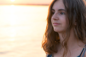 portrait d'une belle jeune fille adolescente avec un coucher de soleil romantique