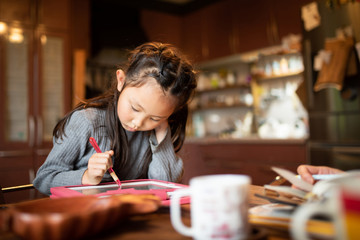 宿題をする女の子