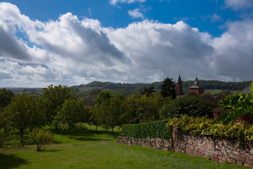 Fototapeta na wymiar Landschaft im Corrèze bei Collonges la Rouge im Vallée de la Dordogne