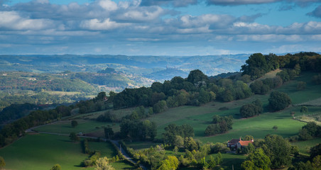 Idyllische Landschaft im Vallée de la Dordogne nahe Bretenoux