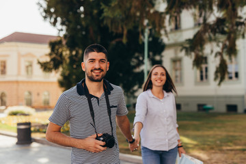 Obraz premium couple tourist in sightseeing in city using paper map