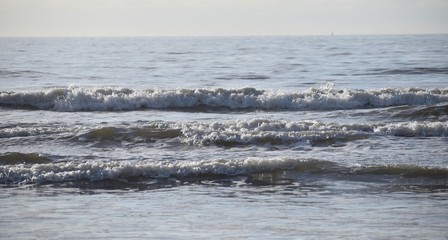 Fototapeta premium waves crashing. waves crashing ashore. waves crashing on the ocean. waves on ocean. waves on beach. 