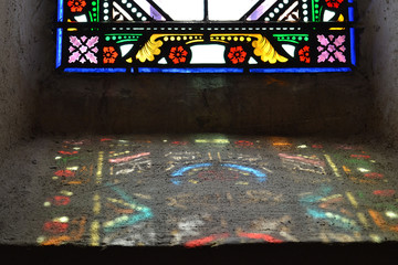 Vitraux d'une église, reflets de vitraux, église de Cruéjouls dans les gorges du Lot, France