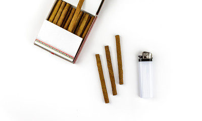 Zigarillos mit Feuerzeug, abstrakt