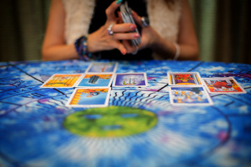 Obraz premium The fortune teller is using cards and crystal glass balls to see the fortune on the horoscope table.