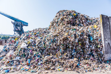 Abfall von Plastikflaschen und anderen Arten von Plastikabfällen auf der Mülldeponie 
