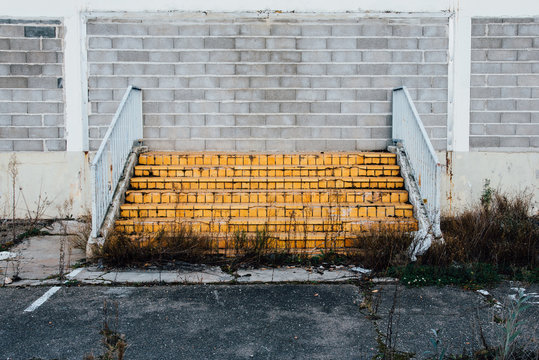des escaliers dans un mur absurde une faillite