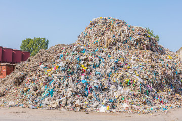Abfall von Plastikflaschen und anderen Arten von Plastikabfällen auf der Mülldeponie 
