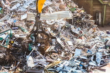 Haufen von Altmetall und Ausrüstung für das Recycling, metall Deponie