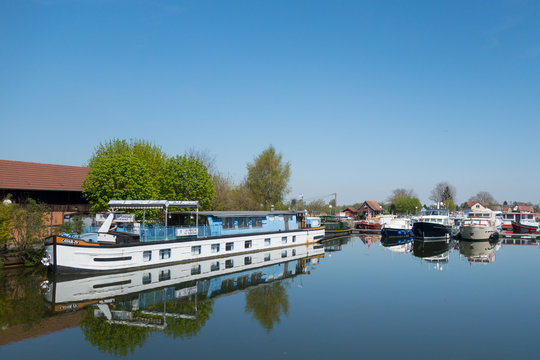 Des bateaux au port d'un canal. Le canal de Bourgogne. Le canal du midi. Le canal du Centre. Des péniches et des bateaux sur l'eau.