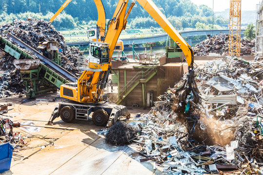 Haufen von Altmetall und Ausr&uuml;stung f&uuml;r das Recycling, metall Deponie