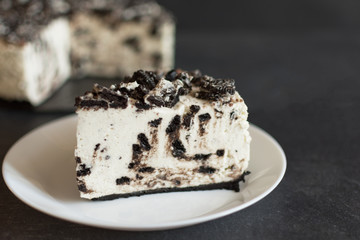 Unbaked creamy cheesecake with chocolate cookies and cream biscuits.
