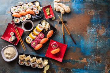 Obraz na płótnie Canvas Sushi Set Sashimi und Sushirollen auf Steinschiefer serviert