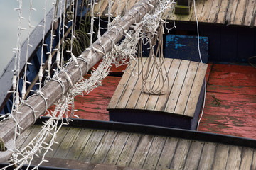 Le pont d'un bateau en bois. Des cordages et une cale dans un ancien navire en bois. Des cordes et un plancher en bois sur un vieux bateau.
