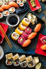 Fotobehang Gastronomische traditionele sushi set met gember, eetstokjes en sojasaus © karepa