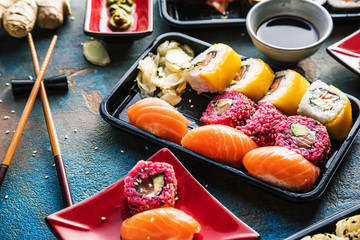  Sushi Set Sashimi und Sushirollen auf Steinschiefer serviert