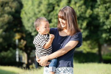 公園での親子（2歳児）