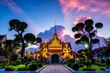 Foto op Plexiglas Wat Arun-tempel bij zonsondergang in Bangkok Thailand. Wat Arun is een boeddhistische tempel in het district Bangkok Yai van Bangkok, Thailand, Wat Arun is een van de bekendste bezienswaardigheden van Thailand © Phutthiseth