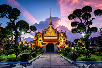 Fototapeta premium Świątynia Wat Arun o zachodzie słońca w Bangkoku w Tajlandii. Wat Arun to świątynia buddyjska w dzielnicy Bangkok Yai w Bangkoku w Tajlandii, Wat Arun jest jednym z najbardziej znanych zabytków Tajlandii