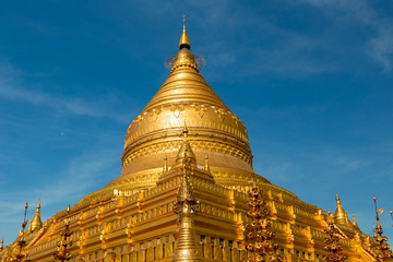Naklejka premium Shwezigonpagode in Bagan in Myanmyar